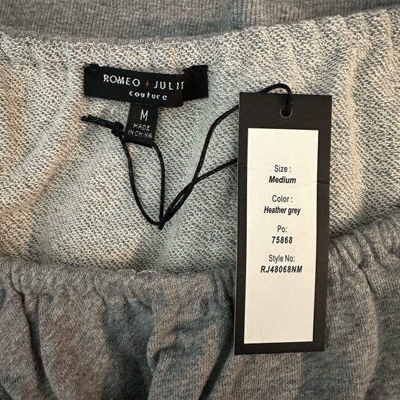 ROMEO AND JULIET COUTURE Size M Gray Fleece Ruffle Crop Sweatshirt R $59 - Picture 4 of 7